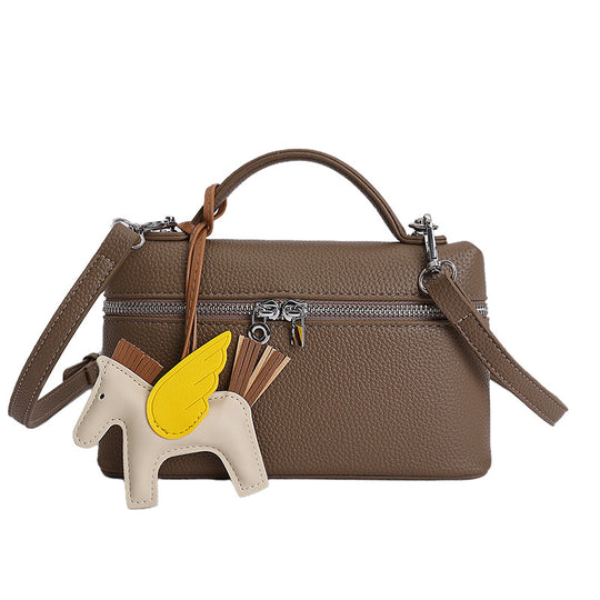 Damen hochwertige Handtasche mit strukturiertem Design und verspieltem Anhänger Nord Taschen