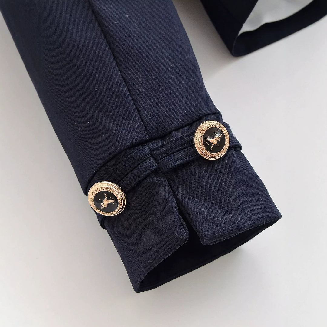 Damen Kurzblazer mit Stehkragen, goldfarbenen Zierknöpfen und Pattentaschen Nord Taschen