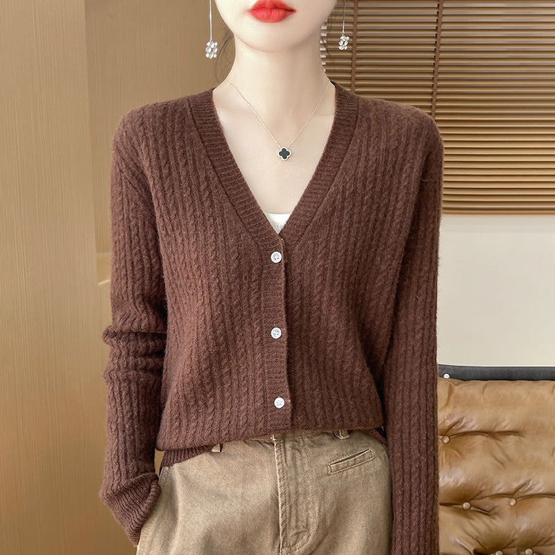 Damen Kurzgeschnittener Feinstrick-Cardigan mit V‑Ausschnitt, feiner Rippenstruktur und Perlmuttknöpfen Nord Taschen
