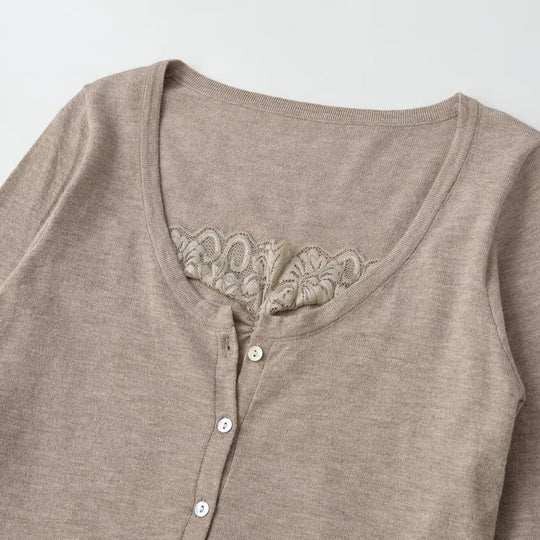 Damen Kurzcardigan aus Feinstrick mit V‑Ausschnitt, Knopfleiste und Spitzeneinsatz Nord Taschen