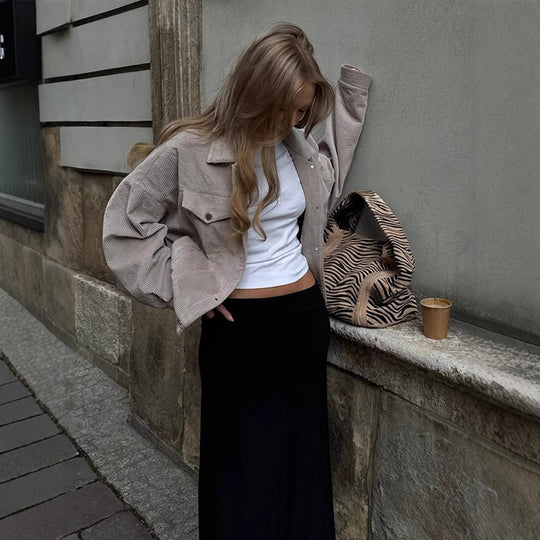 Damen Oversize Cordjacke im Cropped‑Schnitt mit Pattentaschen und kastiger Silhouette Nord Taschen