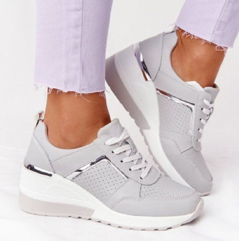 Damen nan Keil-Sneaker mit perforiertem Obermaterial, gepolstertem Komfortkragen und reflektierenden Metalldetails Nord Taschen
