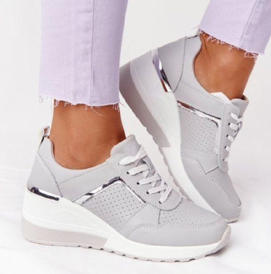 Damen nan Keil-Sneaker mit perforiertem Obermaterial, gepolstertem Komfortkragen und reflektierenden Metalldetails Nord Taschen