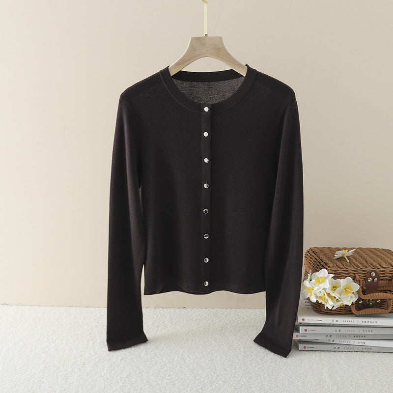 Damen Leichter Feinstrick-Cardigan mit Rundhals, Slim-Passform und dezenter Knopfleiste Nord Taschen