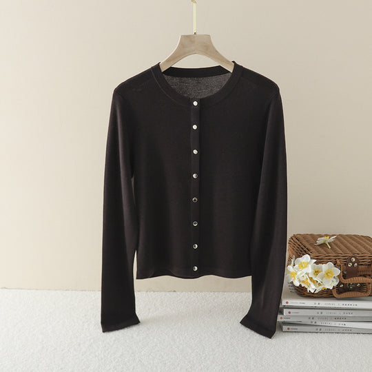 Damen Leichter Feinstrick-Cardigan mit Rundhals, Slim-Passform und dezenter Knopfleiste Nord Taschen