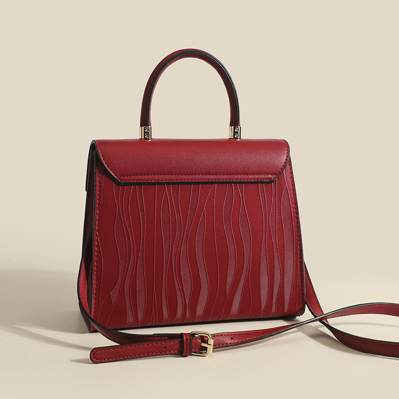 Damen Handtasche mit eleganter Wellenstruktur und goldener Schnallenakzent Nord Taschen