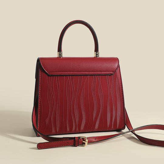 Damen Handtasche mit eleganter Wellenstruktur und goldener Schnallenakzent Nord Taschen