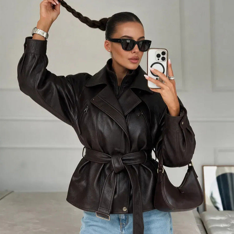 Damen Taillierte Lederimitat-Bikerjacke mit Bindegürtel und überschnittener Schulter Nord Taschen