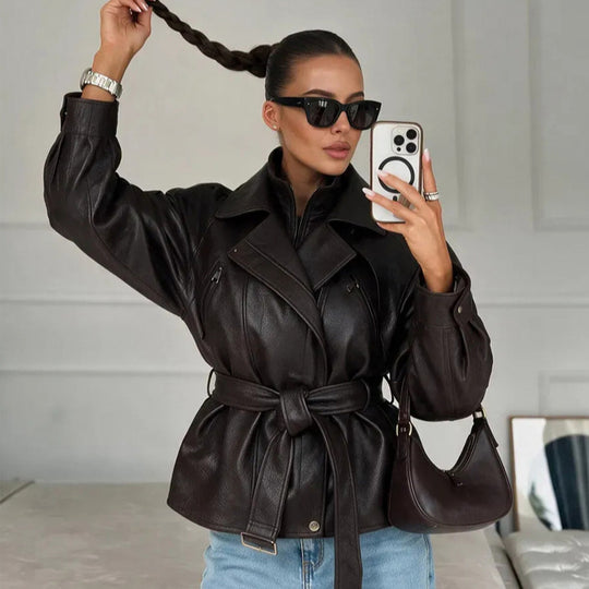 Damen Taillierte Lederimitat-Bikerjacke mit Bindegürtel und überschnittener Schulter Nord Taschen