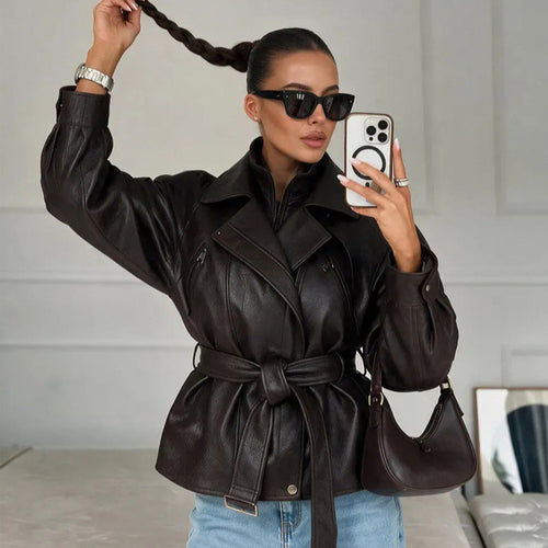 Damen Taillierte Lederimitat-Bikerjacke mit Bindegürtel und überschnittener Schulter Nord Taschen