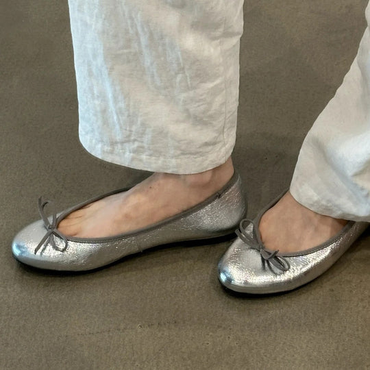 Damen Ballerina-Schuhe mit glänzender Oberfläche und verspieltem Schleifenakzent - Arvani