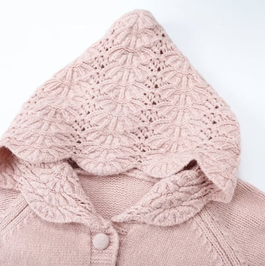 Damen Feinstrick-Cardigan mit Kapuze, Knopfleiste und gehäkelter Borte Nord Taschen