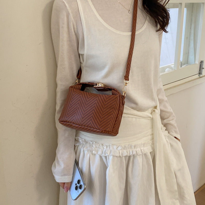 Damen Umhängetasche mit elegantem Design und goldenen Verschlüssen Nord Taschen