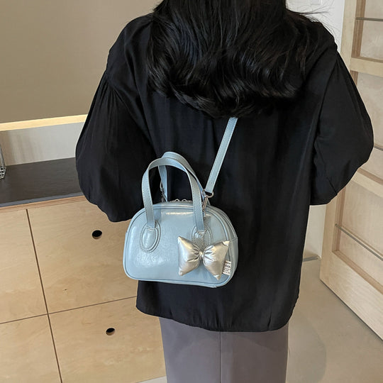 Damen Designer-Handtasche im verspielten Stil mit dekorativem Schleifen-Detail | Nord Taschen
