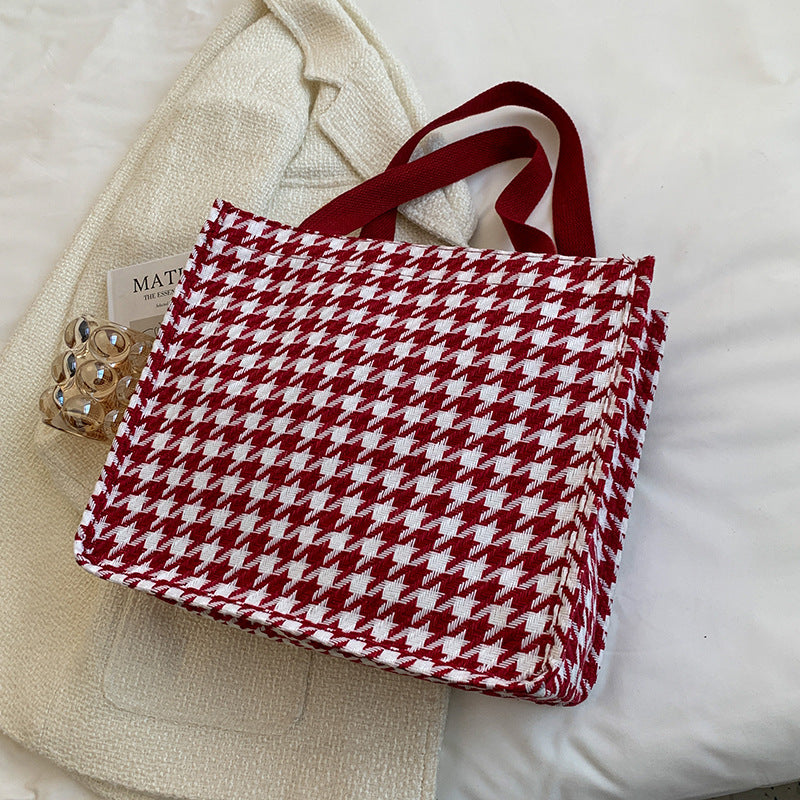 Damen Jute-Tasche mit modernem Hahnentritt-Muster und verspieltem Pompon Nord Taschen