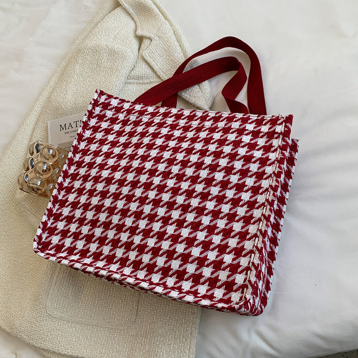 Damen Jute-Tasche mit modernem Hahnentritt-Muster und verspieltem Pompon Nord Taschen