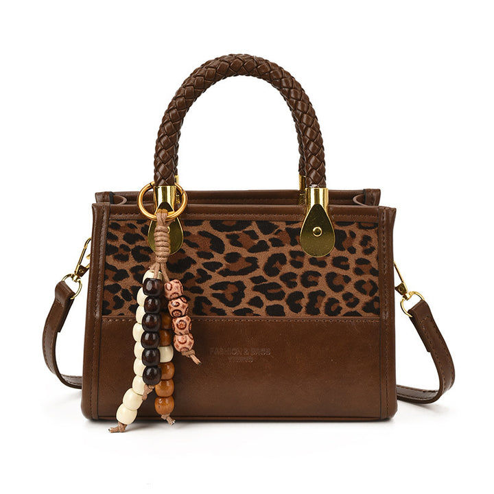 Damen elegante Handtasche mit geflochtenem Henkel und dekorativem Anhänger Nord Taschen