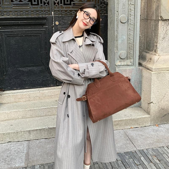 Damen Langer Nadelstreifen-Trenchcoat mit Bindegürtel Schulterpatten und ausgestelltem Saum Nord Taschen