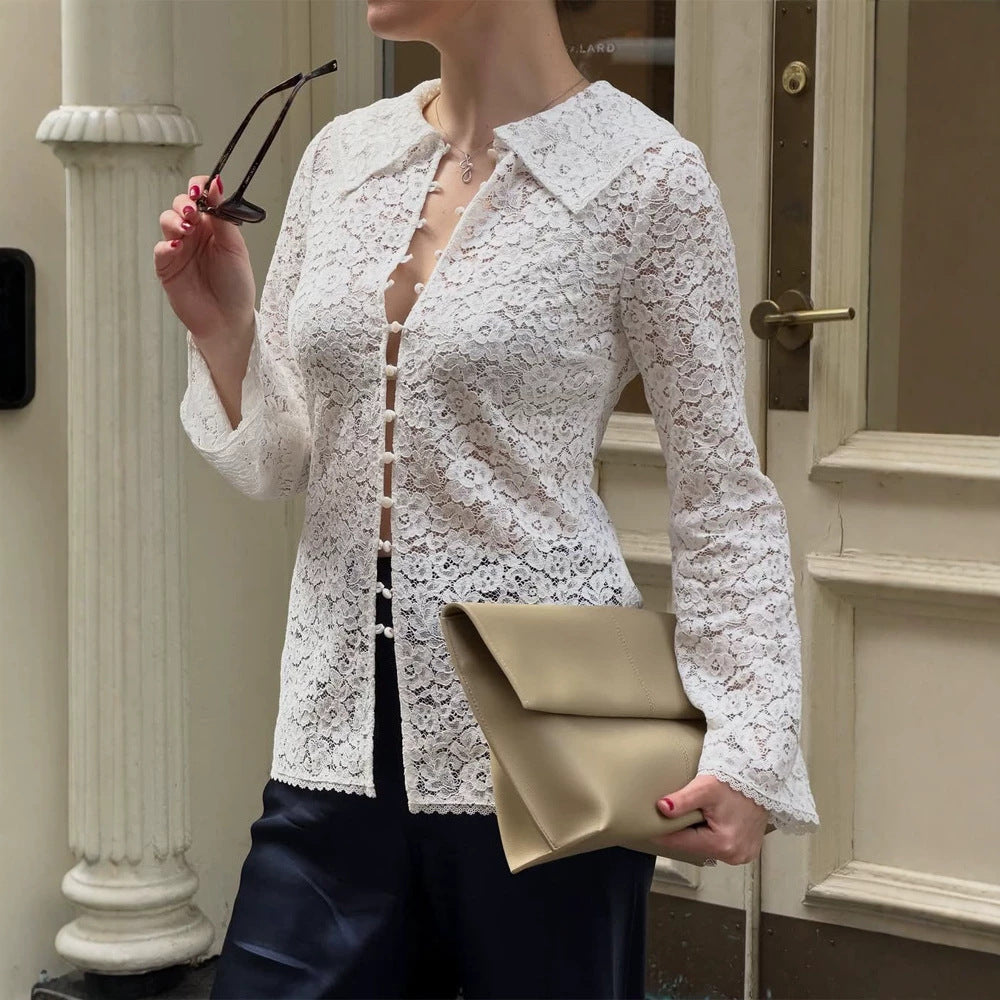 Damen Spitzenbluse mit floraler Spitze, Hemdkragen und Stoffkugel-Knopfleiste Nord Taschen