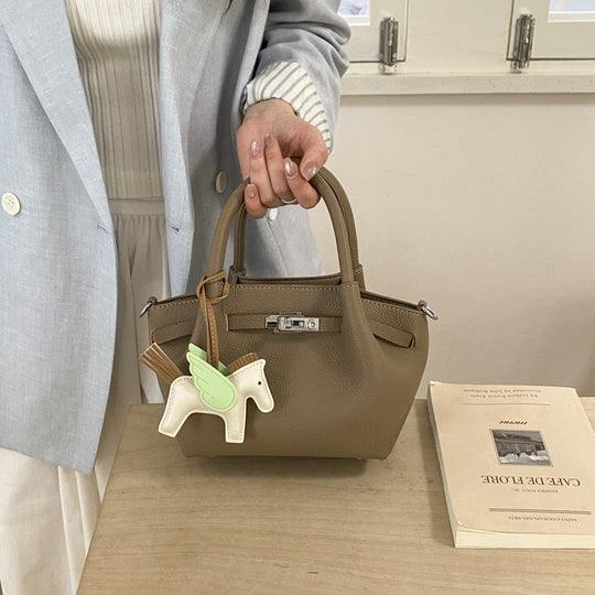 Damen stilvolle Handtasche mit abnehmbarem dekorativen Anhänger Nord Taschen