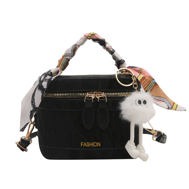 Damen Handtasche mit modischem Halstuch und charmantem Anhänger Nord Taschen