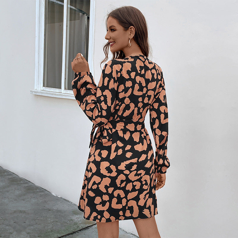 Damen Tailliertes Wickelkleid mit V‑Ausschnitt, geraffter Seitennaht und langem Ärmel Nord Taschen