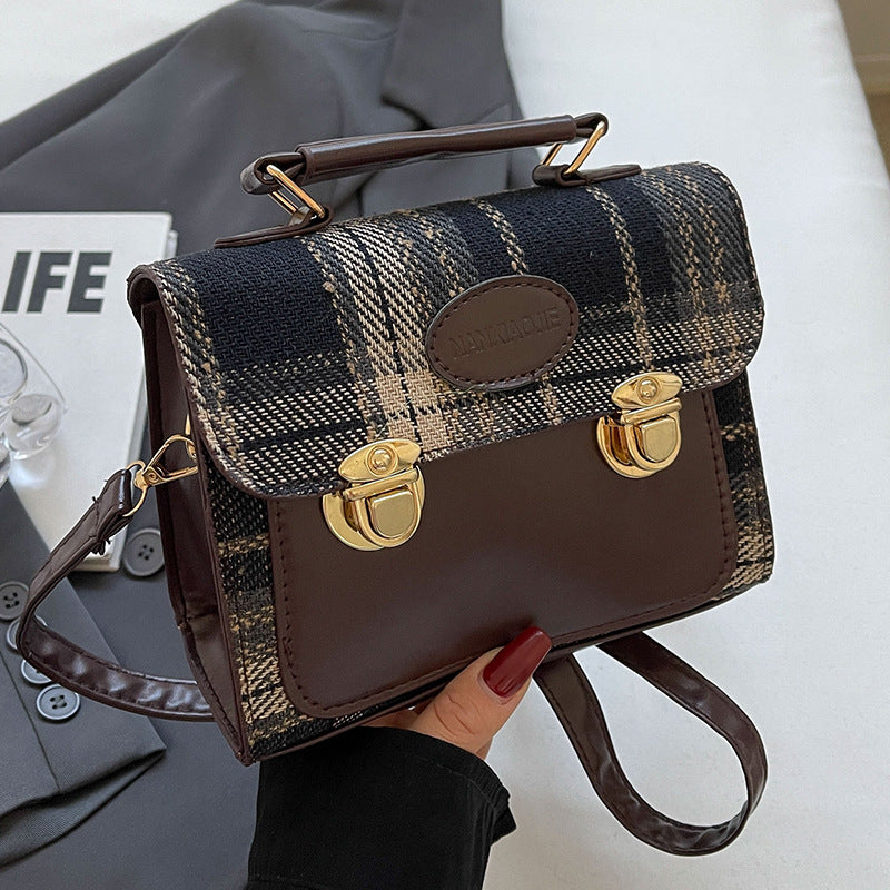 Damen Umhängetasche mit eleganter Karostruktur und hochwertigen Metallelementen Nord Taschen