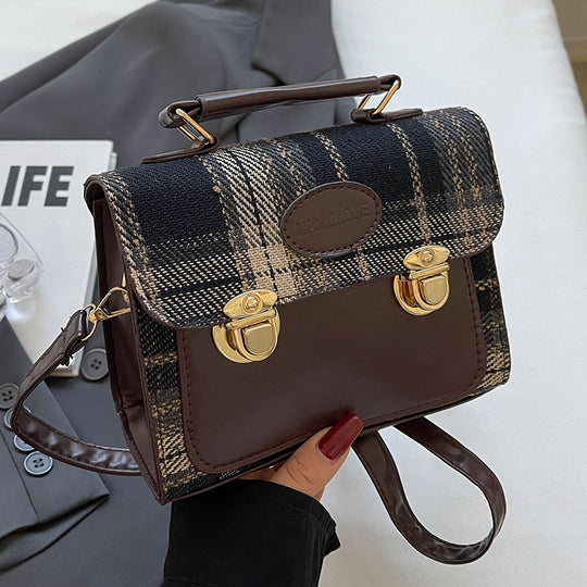Damen Umhängetasche mit eleganter Karostruktur und hochwertigen Metallelementen Nord Taschen