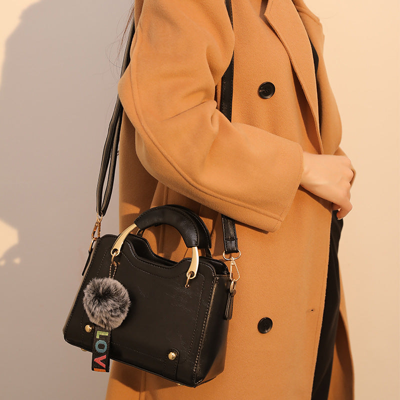 Damen Handtasche mit strukturiertem Kunstleder, abnehmbarem Schulterriemen und dekorativem Pelzanhänger Nord Taschen