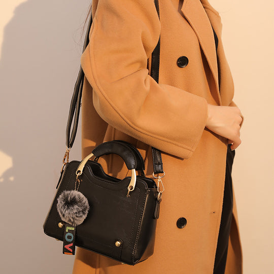 Damen Handtasche mit strukturiertem Kunstleder, abnehmbarem Schulterriemen und dekorativem Pelzanhänger Nord Taschen
