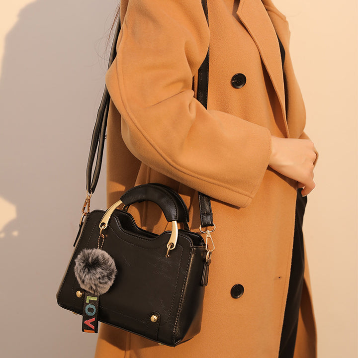 Damen Handtasche mit strukturiertem Kunstleder, abnehmbarem Schulterriemen und dekorativem Pelzanhänger Nord Taschen