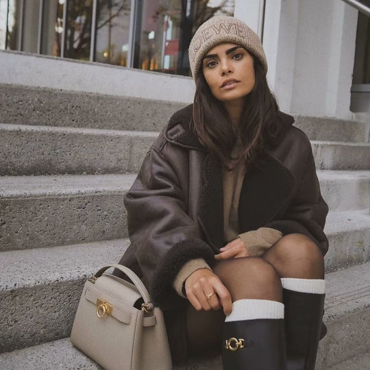 Damen Kurze Lammfelloptik Fliegerjacke mit Teddyfutter und Knopfleiste Nord Taschen