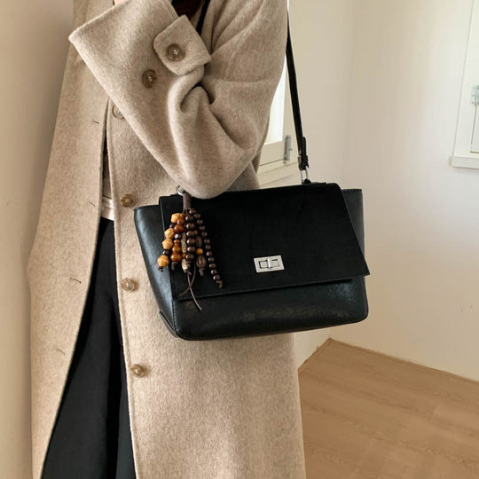 Damen elegante Umhängetasche aus hochwertigem Kunstleder mit verspieltem Anhänger Nord Taschen