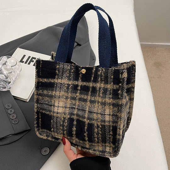 Damen Jute-Shopper Tasche mit stylisierten Karomuster und süßem Plüschanhänger Nord Taschen