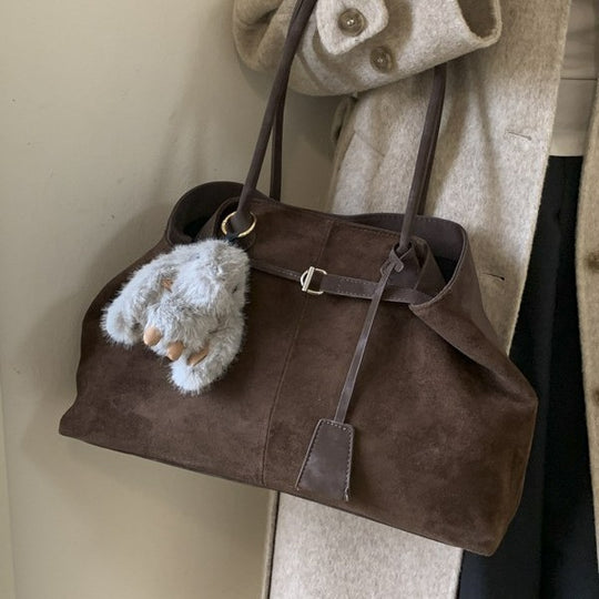 Damen modische Schultertasche aus hochwertigem Wildleder mit charmantem Plüschanhänger Nord Taschen