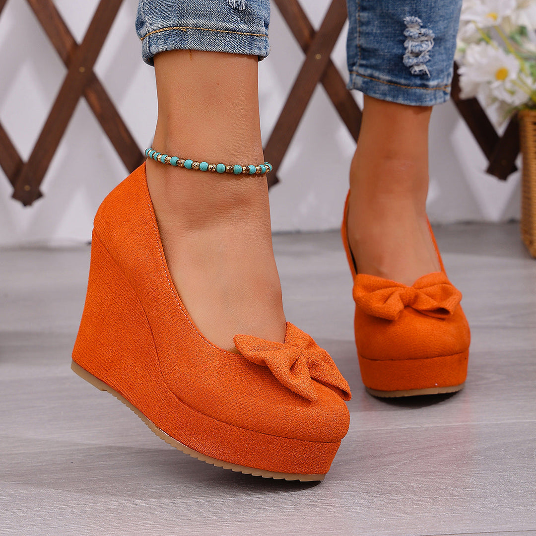 Damen Wedge-Pumps mit zierlichem Riemen und glänzendem Akzent Nord Taschen