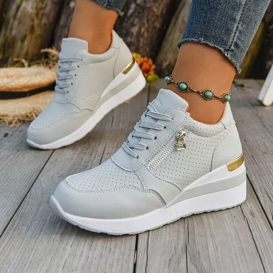 Damen nan Keil-Sneaker mit seitlichem Reißverschluss, perforiertem Obermaterial und ergonomischem Plateau-Fußbett Nord Taschen