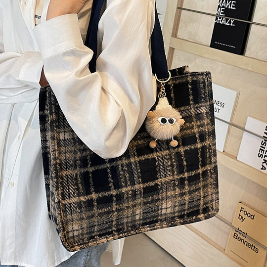 Damen Jute-Shopper Tasche mit stylisierten Karomuster und süßem Plüschanhänger Nord Taschen