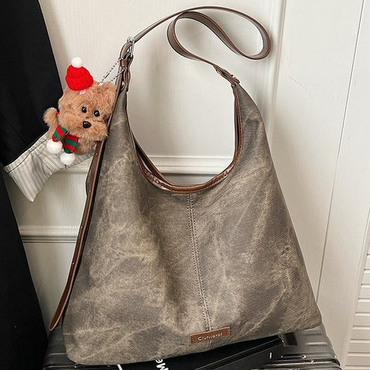 Damen Hobo-Tasche aus weichem Veloursleder mit charmantem Anhänger Nord Taschen