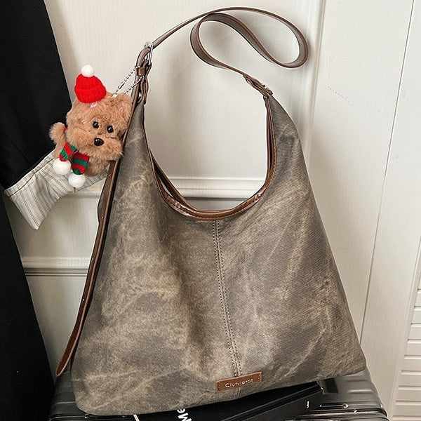 Damen Hobo-Tasche aus weichem Veloursleder mit charmantem Anhänger Nord Taschen
