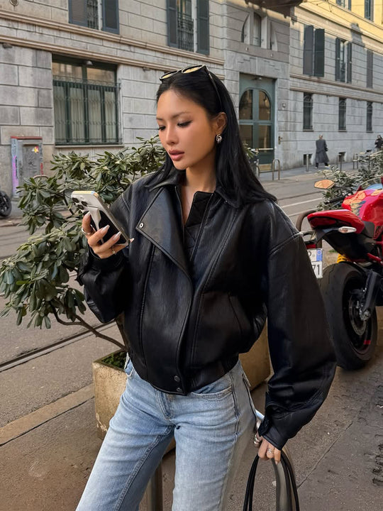 Damen Taillierter Boxy-Bomber aus softem Veganleder mit markantem Revers und Raglanärmeln Nord Taschen