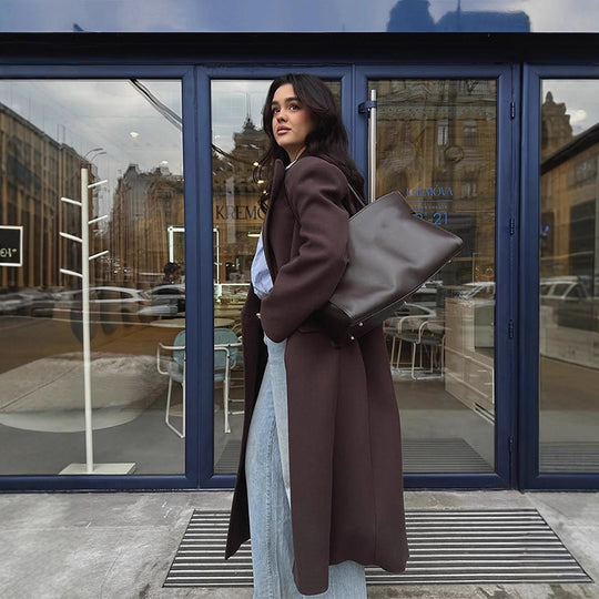 Damen Langmantel mit geradem Schnitt, kaschierendem Oversize-Revers und Eingrifftaschen Nord Taschen