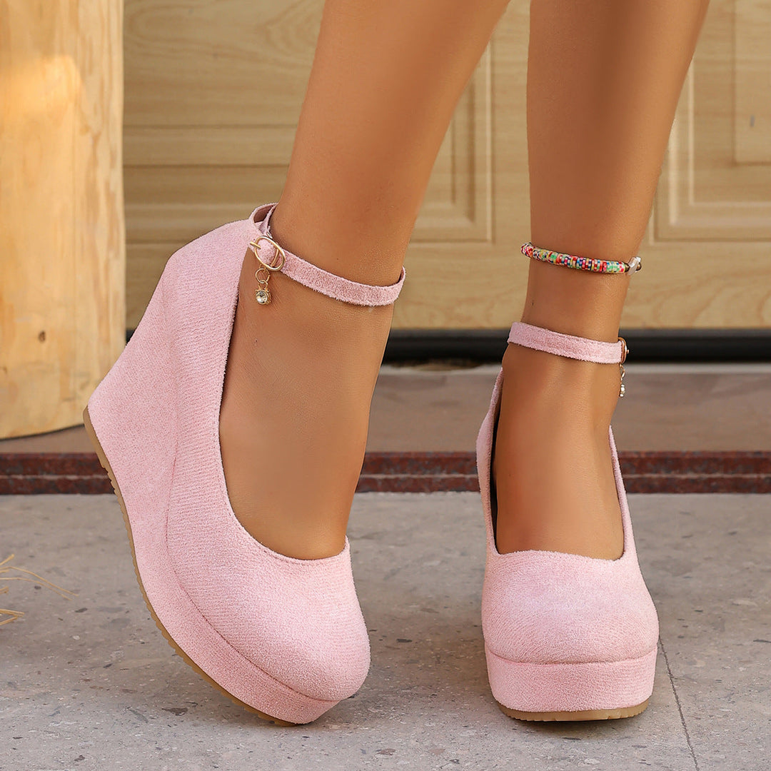 Damen Wedge-Pumps mit zierlichem Riemen und glänzendem Akzent Nord Taschen