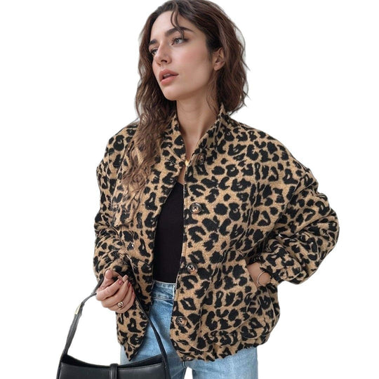 Damen Kurzjacke im Leopardenprint mit Stehkragen, Knopfleiste und elastischem Saum Nord Taschen