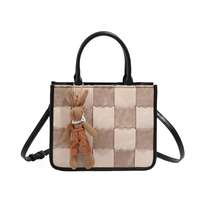 Damen Umhängetasche mit kreativem Patchwork-Design und verspieltem Anhänger Nord Taschen