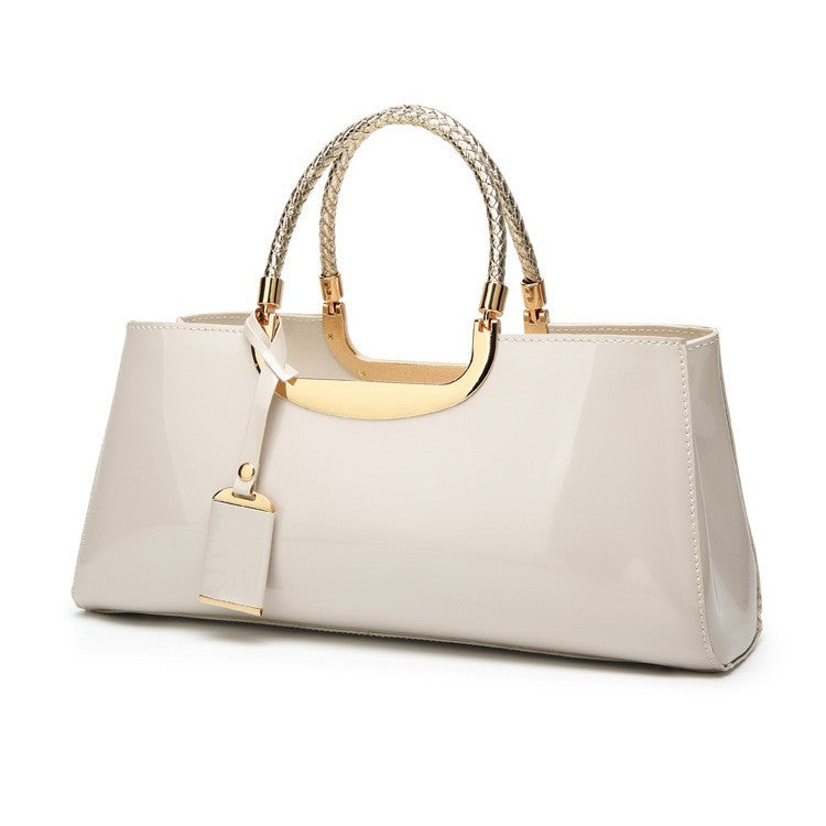 Damen Handtasche mit glänzender Oberfläche und elegantem Kettenakzent Nord Taschen