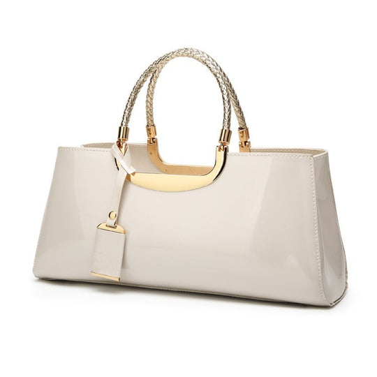 Damen Handtasche mit glänzender Oberfläche und elegantem Kettenakzent Nord Taschen