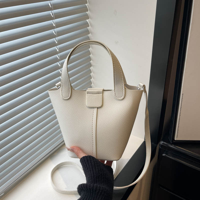 Damen Handtasche aus strukturiertem Kunstleder mit praktischem Magnetverschluss Nord Taschen