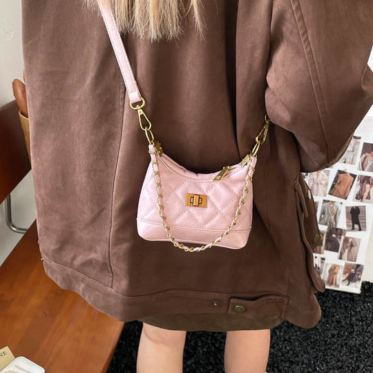 Damen stilvolle Umhängetasche aus glänzendem Kunstleder mit eleganter Kettenakzent Nord Taschen