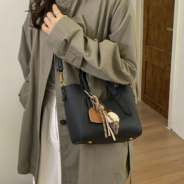 Damen Mini-Handtasche im eleganten Design mit charmantem Anhänger Nord Taschen